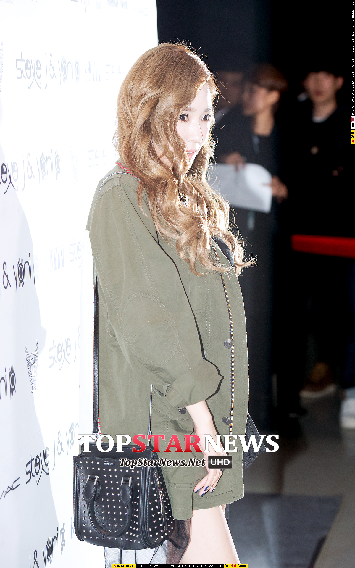 {141020} Tiffany — Evento ‘Steve J & Yoni P Fashion Show’  1413796782-32-org