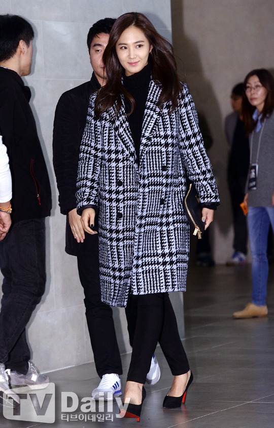 [141105] Yuri — Premier VIP de “The Youth” 1415185315_794125