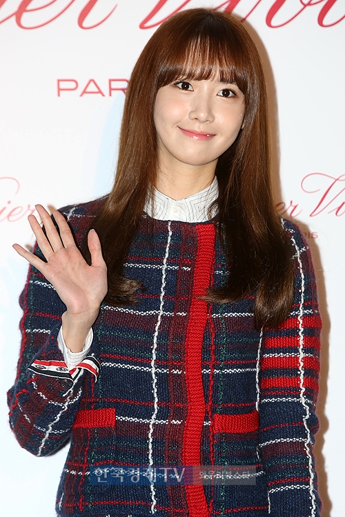 [141105] Yoona — Fiesta de Exhibición de Apertura de “Roger Vivier-Icons Connected” 2014110517590476_1_bsmek_1