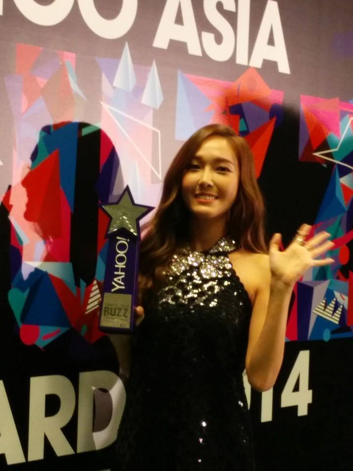 [141208] Jessica — “PREMIOS YAHOO ASIA BUZZ 2014” 10366223_10152761810058941_1703041666218767211_n